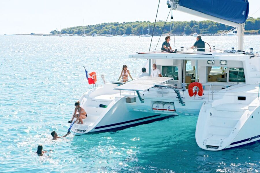 Big Island: Luxury Catamaran Trip along the Kona Coast - Small group of 6: why it changes the quality of the day
