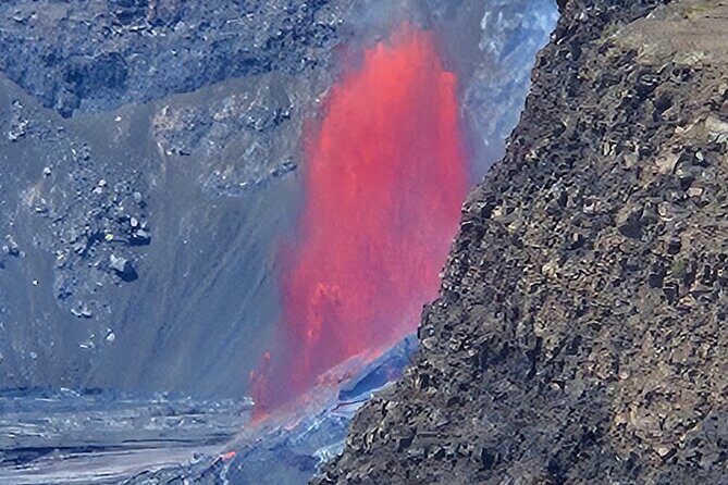 Big Island Waterfalls, Blacksand Beaches, Lava Tubes & Volcanoes - A Native Hawaiian Guide Makes the Stops Feel Bigger