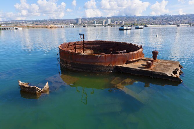 Day Trip from Kona to Oahu: Pearl Harbor WWII Heroes Adventure - Stop 2: USS Arizona Memorial and the Navy Launch (About 40 Minutes)