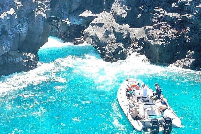 Dolphin, Sea Cave & Captain Cook Snorkel Combo in Kealakekua Bay - Safety and comfort: what to expect from the crew