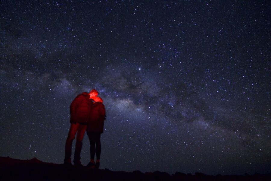 Hawaii’s GOAT Experience: Mauna Kea Summit, Sunset & Stars - Staring at stars without freezing: what to wear and what to plan