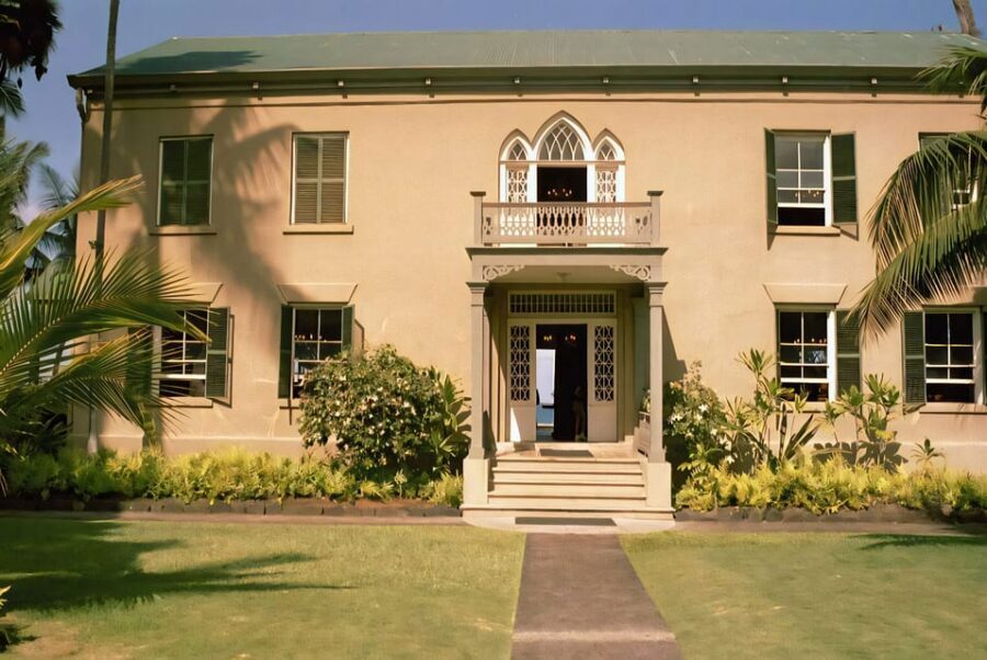 Kailua-Kona: Haunted History Ghost Walking Tour - Kamakahonu Beach and the UFO-style ending you’ll remember
