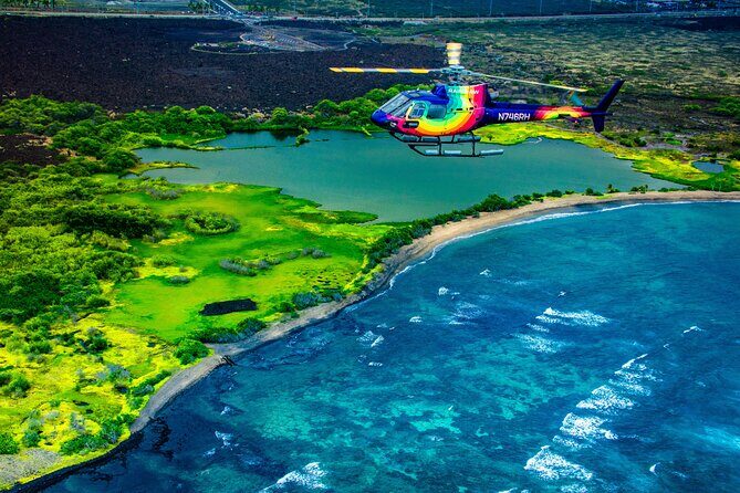 Kohala Coast Volcano Waterfalls-90 Min Heli Tour-Doors Off or On - Start over Kailua Bay: the calm before the geology show