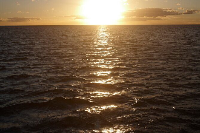 Kona Signature Catamaran Sunset Sail - Timing and pacing: 90 minutes that actually feels like a full evening