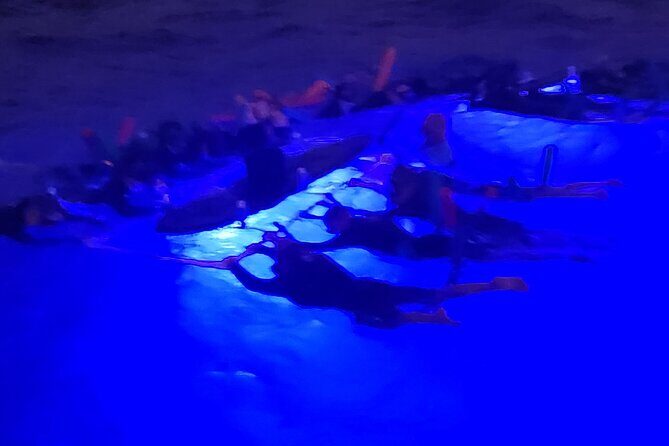 Manta Ray Night Snorkel in Kona - What’s Included: Wet Suits, Warm Rinse, Snacks, and Water