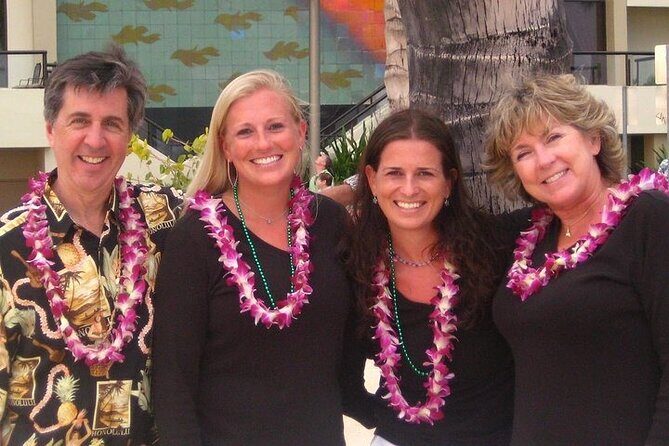 Traditional Airport Lei Greeting on Kona Hawai'i - What happens when you arrive: the 15-minute rhythm